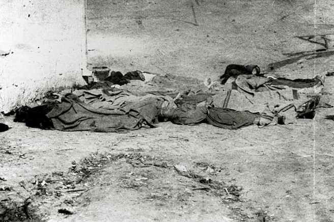 Los_Angeles,_corpses_of_Chinese_victims,_Oct_1871.jpg